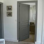 porte et contours de porte assortis, gris