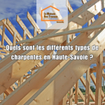 Charpente en bois massif en cours de montage sur un chantier en Haute-Savoie, illustrant les différents types de structures de toiture.