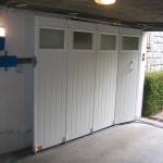 Porte de garage sectionnelle avec hublots décoratifs