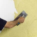 Comment agrandir une pièce avec un mur de couleur ?