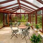 vérada avec une toiture en polycarbonate aménagée aménagée en salle à manger 