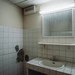 Salle de bains sans fenêtre avec humidité