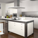 Cuisine contemporaine avec îlot central et rangements optimisés, idéale pour une rénovation moderne et fonctionnelle à Agen. 