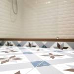 Carreaux de ciment dans une salle de bain à Beauvais, Oise, 60