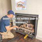 Technicien installant un insert de cheminée dans un logement en Haute-Savoie, illustrant les normes de sécurité et de conformité.