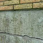 Fissures près des soubassements