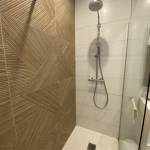 Création d'une salle de bain, carrelage texturé à La Madeleine 