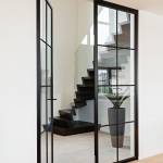 Une porte verrière apportera du cachet à votre intérieur (ici : Tijdloos project Diksmuide sur Hoog.Design)