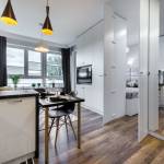 Aménagement d'un studio avec cloison de séparation aménagée en placards - Montpellier Lattes 34