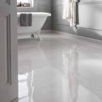 Salle de bain avec carrelage gris effet brillant