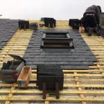 Réalisation de la couverture en ardoise après la pose du sarking - Nantes 44