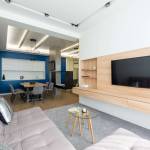 Un espace salon avec des meubles sur-mesure 