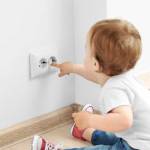 Comment protéger les enfants des risques électriques