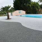 Revêtement autour de la piscine