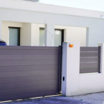 Portail en aluminium gris style moderne