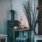 Poêle à bois dans un salon aménagé dans un style chaleureux Albi