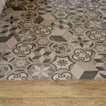 Mixer le parquet et les carreaux de ciment