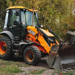 tractopelle en train de débuter des travaux de terrassement