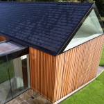 Une extension bois avec vitres.