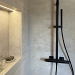 Niche murale installée dans une salle de bain rénovée par La Maison des travaux