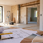 Chantier de rénovation d'une maison avec plans de travaux, échantillons de matériaux et outils, illustrant les différentes étapes d'un projet de rénovation intérieure.