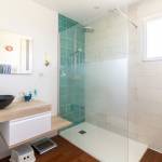 Salle d'eau avec receveur extra plat et meuble vasque suspendu