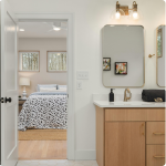 Comment aménager une salle de bain avec une porte donnant directement sur la chambre ? - Genêts 50530