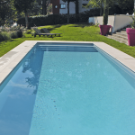 Piscine coque ou piscine béton à Saint-Jean-de-Luz : laquelle choisir ?