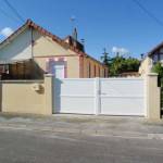 Un portail électrique blanc 