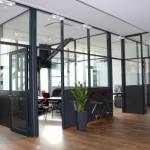 Installer des vitres pour cloisonner les espaces de son entreprise à Paris 