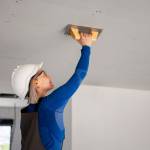 Fissures au plafond,souvent signe de problèmes structurels ou d'humidité.