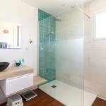 Salle d'eau avec receveur extra plat et meuble vasque suspendu