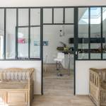 Verrière d'interieur entre cuisine et salon avec porte centrale