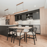 Transformer une cuisine fermée en cuisine ouverte : les clés d’une rénovation réussie