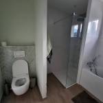 Séparation des WC dans la salle de bain par une cloison toute hauteur - Meximieux 01