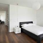 le noir et blanc dans une chambre 