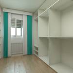 Pièce transformée en dressing 