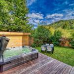 plage de jacuzzi en bois et chemin piétonnier en pierre