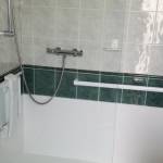 Salle de bain transformée en douche sécurisée