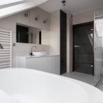 Superbe salle de bain sous combles avec douche et baignoire îlot