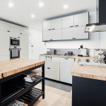 Aménagement de cuisine avec îlot central bois et métal - Cholet 49