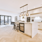 Cuisine ouverte avec îlot et bar