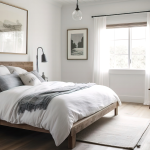 Un vent de fraîcheur souffle sur cette chambre en pleine transformation ! Entre peinture, mobilier et décoration, chaque élément est repensé pour créer un espace chaleureux et accueillant.