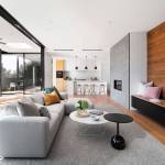 Un séjour ouvert entièrement meublé sur-mesure dans un style contemporain 