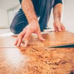 Poser un revêtement de sol en liège.