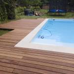 Plage de piscine bois avec margelles PVC
