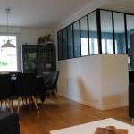 Verriere d'atelier dans un mur porteur