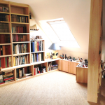 Bibliothèque sur mesure sous combles