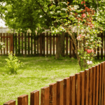 Clôturer un terrain en pente : les solutions pour un résultat solide et esthétique