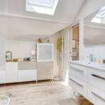 Une salle de bain chaleureuse grâce au sol en carrelage imitation bois